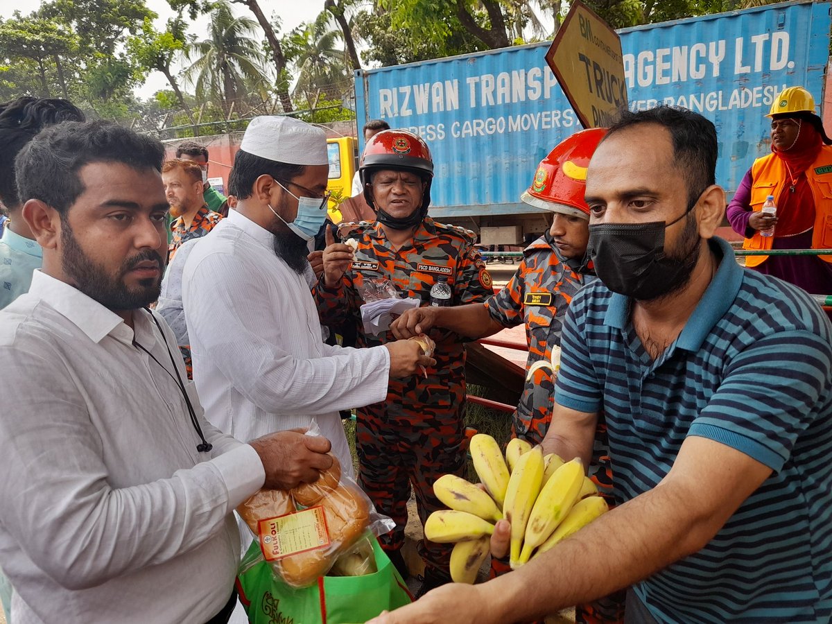 info_shibir's tweet photo. Chhatrashibir distributed food and water among the members of Fire Service and Civil Defence, journalists and others in the rescue operation at the spot of the explosion and fire at #BMContainer Depot in #Sitakunda, #Chittagong. 

#PrayForChittagong
#Shibir
@RIslamOfficial https://t.co/dbzBUIYWaI