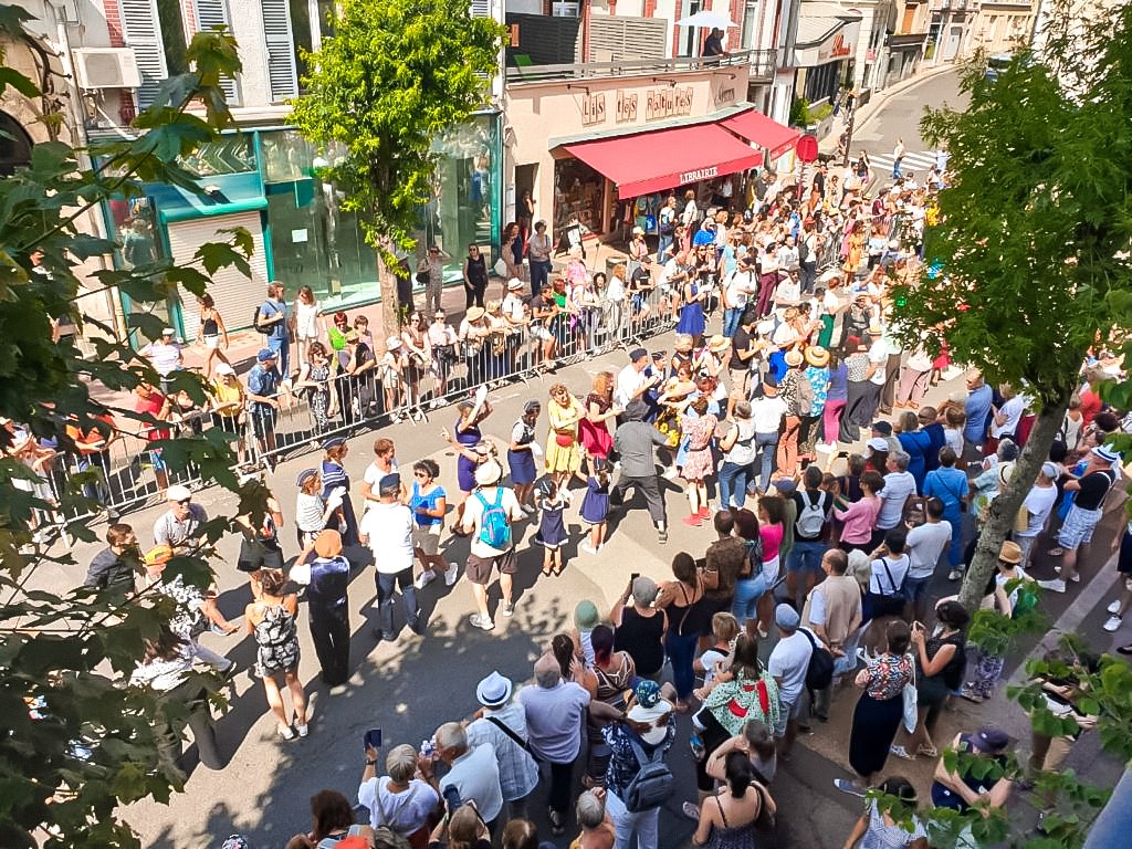 Chatel_Guyon's tweet photo. #JazzauxSources, ça continue aujourd'hui dimanche avec parades, concerts et démonstrations de danses swing et claquettes à partir de 16h 🎺🎷💃😍
Merci à tous les bénévoles, artistes, danseurs et partenaires 👍👏 https://t.co/tnxJ5h34IO