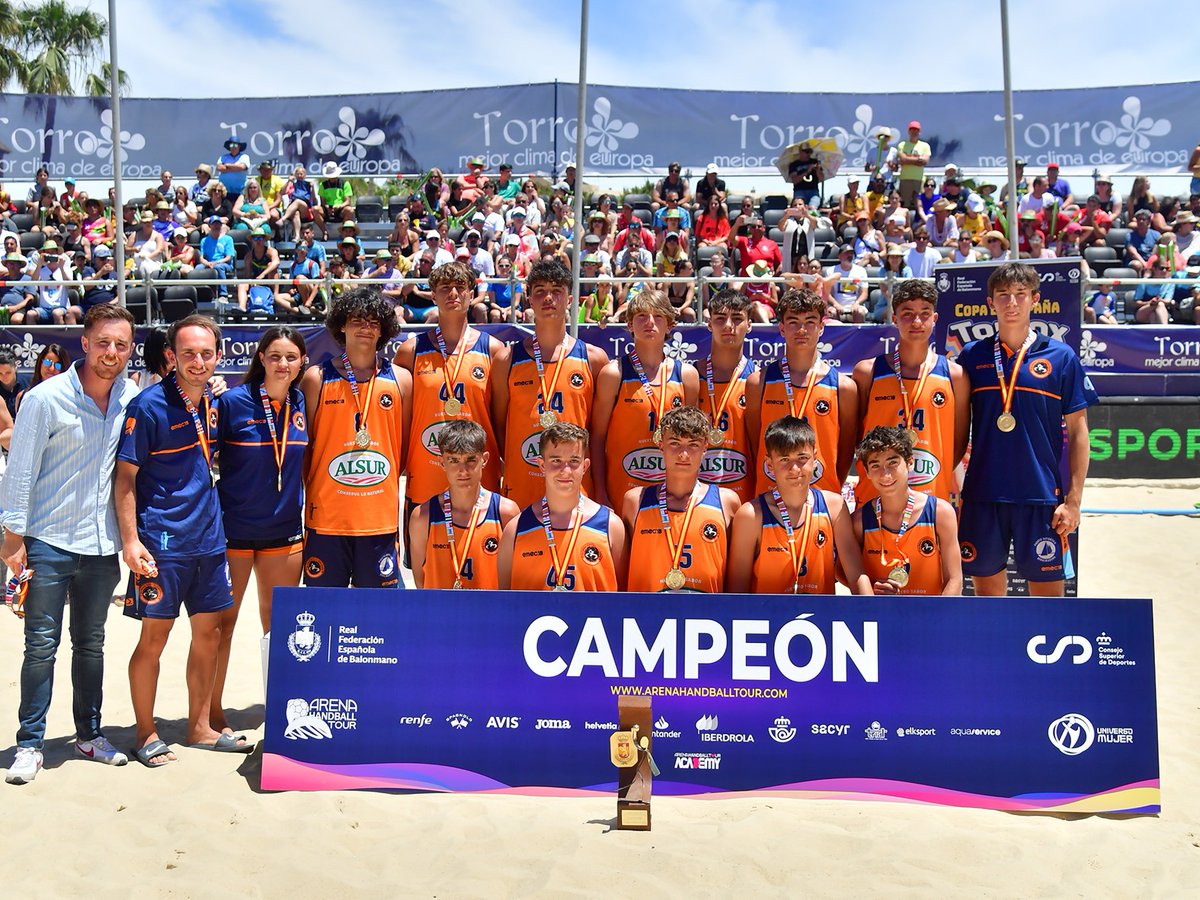 ArenaHandballT's tweet photo. 🏆 ¡Os presentamos el podio CADETE MASCULINO de la #CopaESPBMPlaya2022 en @Ayto_Torrox! 

🥇 @MaravillasBm 
🥈 @bmplayalgeciras 
🥉 @BMMontequinto 

#EnjoyTheExperience @diputacionMLG @AndaluciaJunta https://t.co/mHCHni9FFT