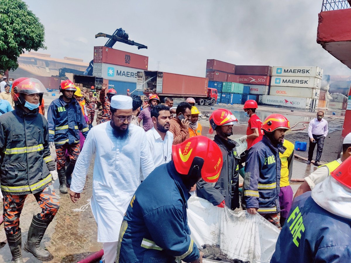 basherkella's tweet photo. @info_shibir distributed food &amp; water among the members of Fire Service &amp; Civil Defence, journalists &amp; others in the rescue operation at the spot of the explosion &amp; fire at #BMContainer Depot in #Chittagong. 

@RIslamOfficial also joined with the volunteers.

#PrayForChittagong https://t.co/Vqqq90w0jK
