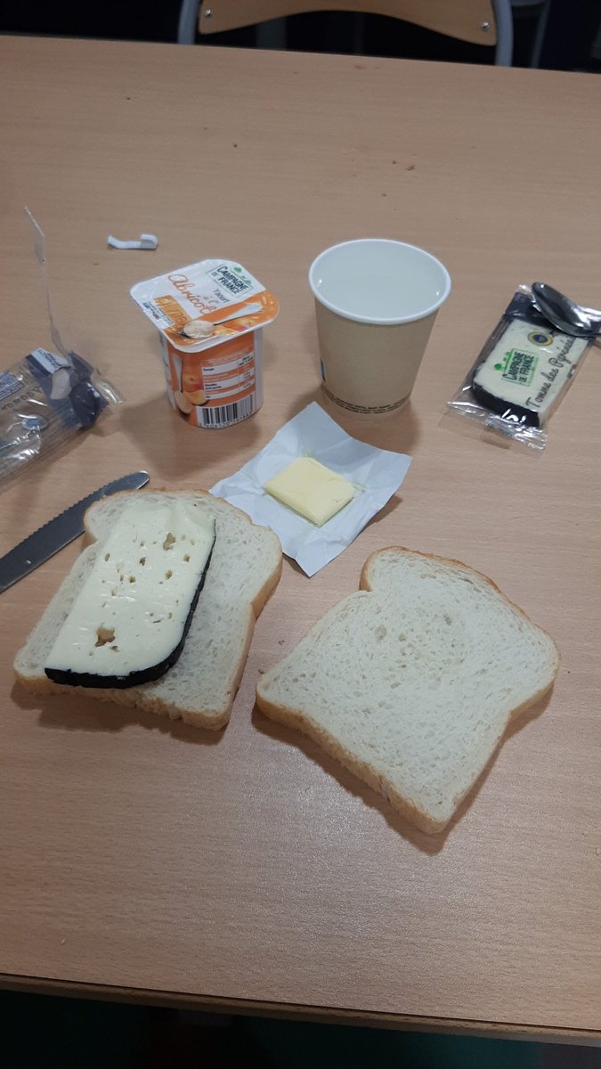 Ayoubabynou's tweet photo. Mon repas du CHU. La vérité c'est très grave. Je rigole tout seul parce que t'es là tu fais tes gardes payées une misère, la fac te pisse dessus et tu te tapes ça en repas. Vraiment c'est trop là ptdrrrr ☠ https://t.co/gpJfLTCCMU