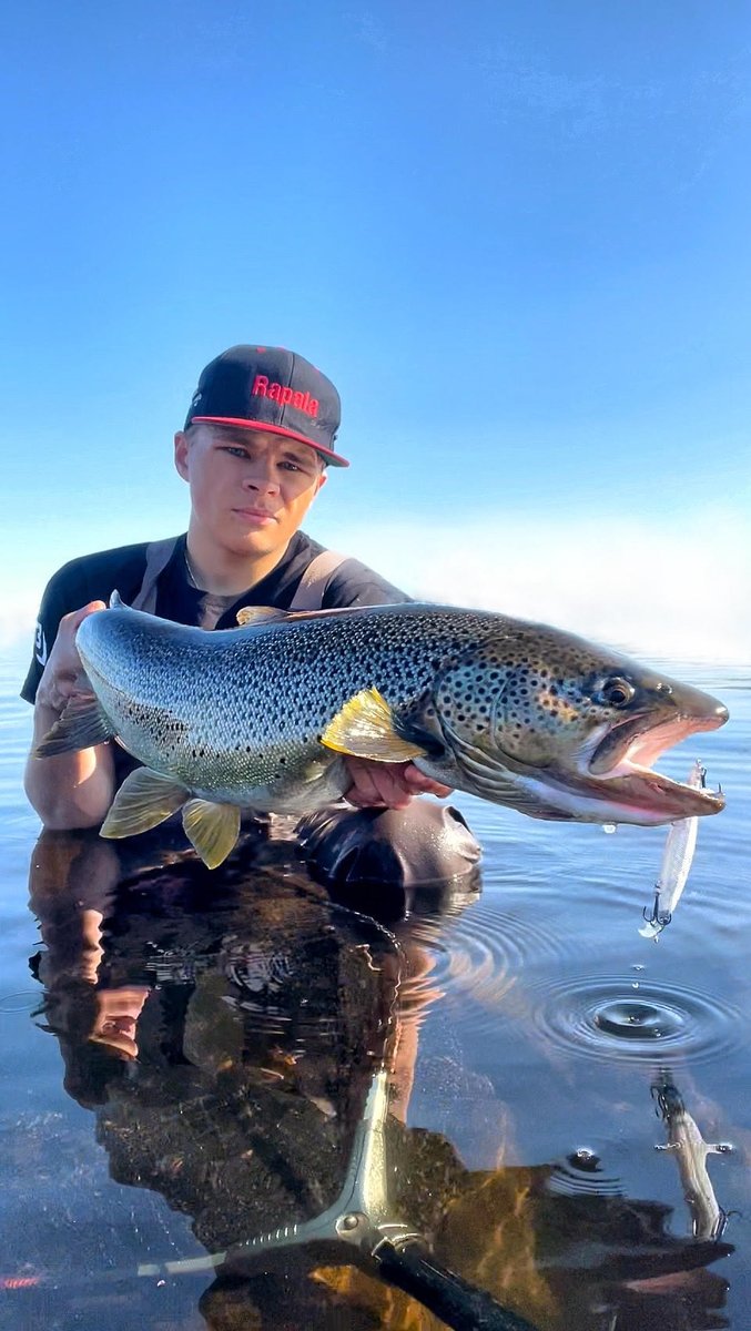 RapalaProguide's tweet image. Årets Första Storöring! 
Nytt blogginlägg av Lucas Lövgren

Att årets spinnfiske säsong har startat bra kan man lugnt säga. Vi har precis gått in i juni månad och årets första 5+ öring är ett fakt...... Läs mer rapalaproguide.se/2022/06/arets-…