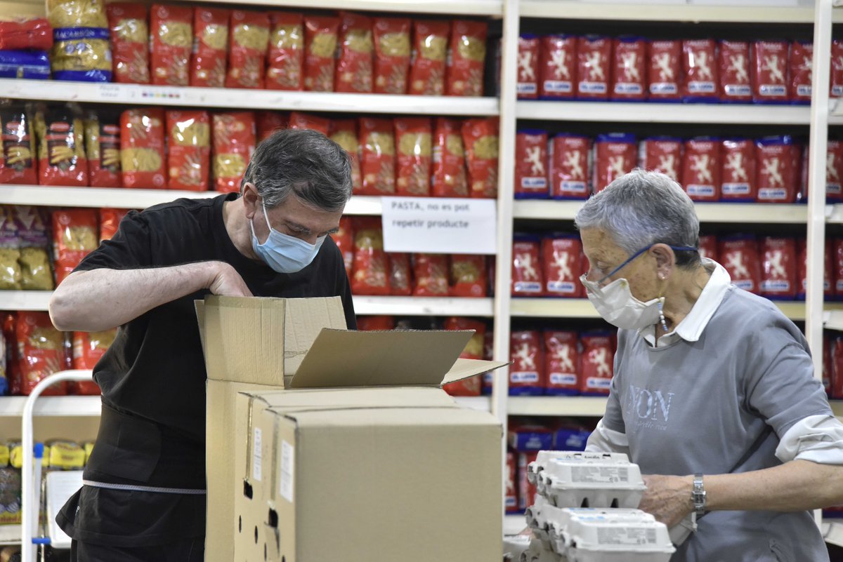 Taula3sector's tweet photo. ❗Els @BancAlimentsBcn cada vegada reben menys donatius i excedents i han hagut de reduir més d’un 10% els aliments que distribueixen.
📣Uneix-te a la campanya #Capllarsensealiments per ajudar a moltes persones en situació de vulnerabilitat.
👀➡ https://t.co/BNCwyPCCzr https://t.co/JwrZ5uaDyO