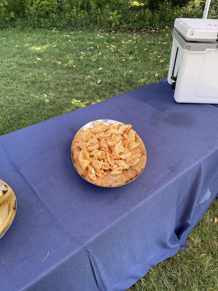 RowlieTracker's tweet photo. What could possibly be a better on course snack than a bucket of pork rinds up on 7 tee…? #Kenridge #IAte7OfThem #HungryCaddieLife https://t.co/8p0df23ESP