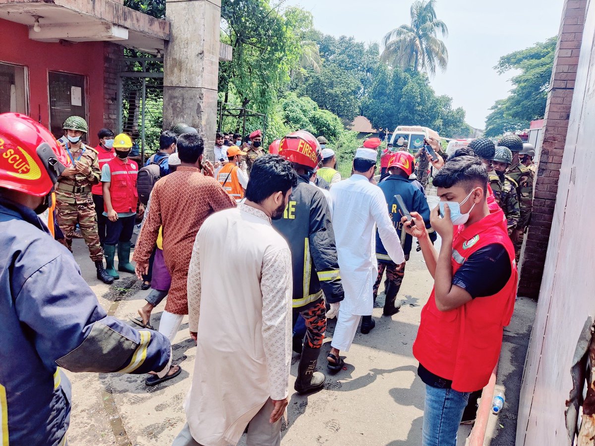 basherkella's tweet photo. #Chhatrashibir in support of the firefighters trying to rescue injured people at the depot.

#PrayForChittagong #Shibir #Chittagongblast #BMContainer #Basherkella #Bangladesh https://t.co/Ebrbzusu9o
