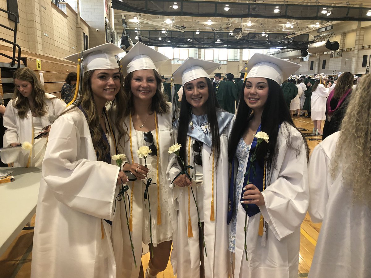 MHSmedpros's tweet photo. Congratulations Class of 2022! Special shout out to our leaders Ava and Sapphire and our Senior members Genevieve, Sara, Rachael and Michael. We know you will represent MHS well and bring compassion, empathy and skill to your future medical careers! #BrightFuture #WeRMarshfield https://t.co/hFNtXaZ4yq
