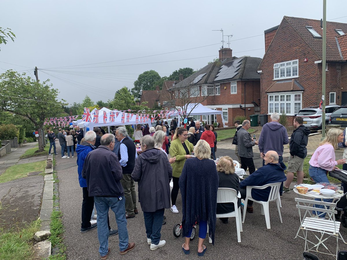TobyN_W's tweet photo. Our Mill Hill North London #JubileeStreetParty #JubileeWeekend! 👑🇬🇧🎉🎂🎊❤️ https://t.co/WUWEXFJKfE