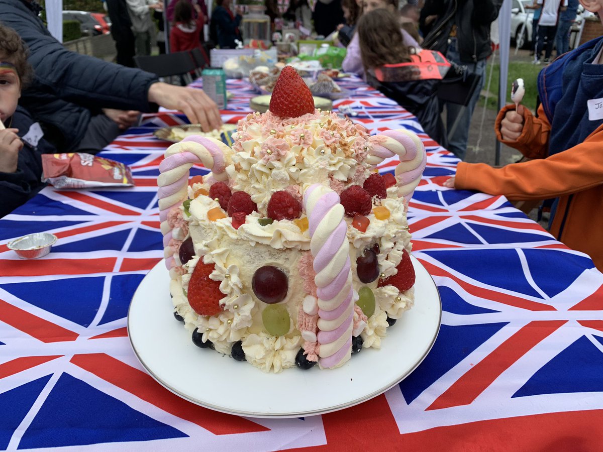 TobyN_W's tweet photo. Our Mill Hill North London #JubileeStreetParty #JubileeWeekend! 👑🇬🇧🎉🎂🎊❤️ https://t.co/WUWEXFJKfE