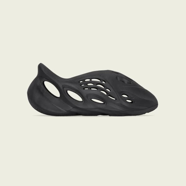 BlcHuawei's tweet photo. CONFIRMEDアプリでYZY FOAM RNRが限定発売！今すぐCONFIRMEDアプリをゲットして、この商品の限定発売に登録する。#adidasconfirmed https://t.co/QSKMz8NO0N https://t.co/5iHZwpt0Ib