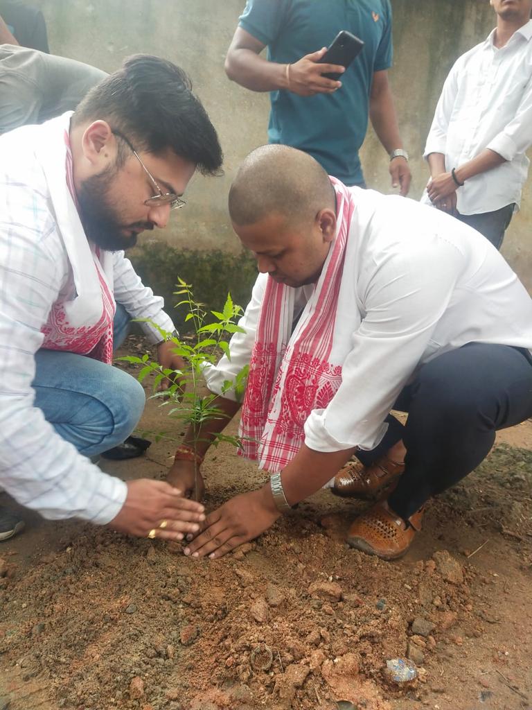 NayanjtNath's tweet photo. বিশ্ব পৰিৱেশ দিৱস  উপলক্ষে বন্ধু ৰূপমৰ সৈতে এটি গছপুলি ৰূপণ কৰিলোঁ.....
মই থাকোঁ নাথাকো নাজানো কিন্তু গছপুলিটো এদিন বৃক্ষ হোৱালৈ থাকিব লাগিব... https://t.co/glxwJMqnZ5