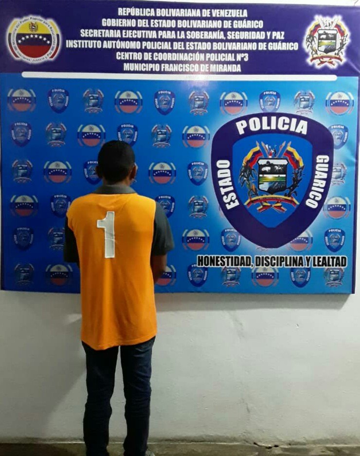 poliguarico15's tweet photo. #5Jun|| Dando continuida a la Gran Misión Cuadrantes de Paz, se realizó la aprehensión de un (01) ciudadano de 36 años de edad, edad por incurrir en el delito de Lesiones, el mismo fue puesto a la orden del Ministerio Público.
#ResistenciaHeroica
#Calabozo
#CCP3 https://t.co/CX6Fy3jFjd