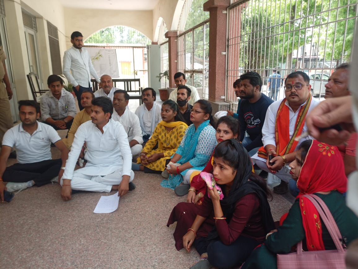 BJPSHARAD's tweet photo. #SaveCow2SaveSoil
#HinduSenaRakshadal की राष्ट्रीय अध्यक्षा
#ReleaseMeenakshichauhan
को गोकशी एवं गौ रक्षा हेतु भूख हड़ताल, धरना करने पर @Uppolice ने गलत धाराएं लगाई हैं इन धाराओं को हटाकर बहन जी को मुक्त किया जाए
ऐसा मु���्यमंत्री जी से अनुरोध है
@myogioffice @dgpup @PMOIndia https://t.co/QUUuHmNuBs