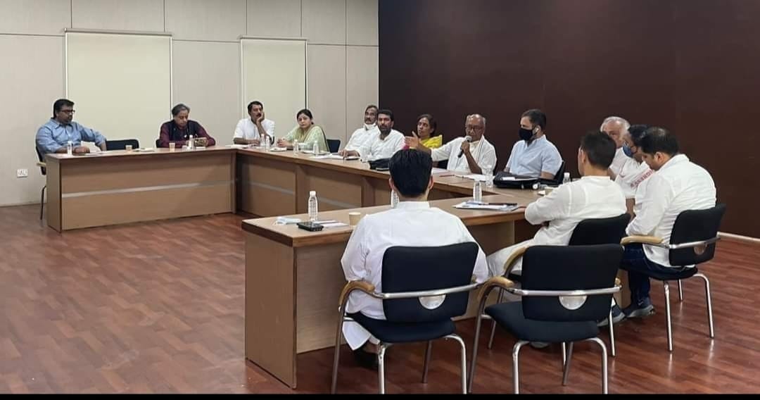 भारत जोड़ो यात्रा के लिए केंद्रीय योजना ग्रुप की पहली बैठक आज हुई।

कन्याकुमारी से कश्मीर तक की यात्रा 2 अक्टूबर 2022 को शुरू होगी और उसकी योजना अभी से बनना शुरू हो गई है।

बैठक में श्री राहुल गांधी जी भी शामिल हुए।