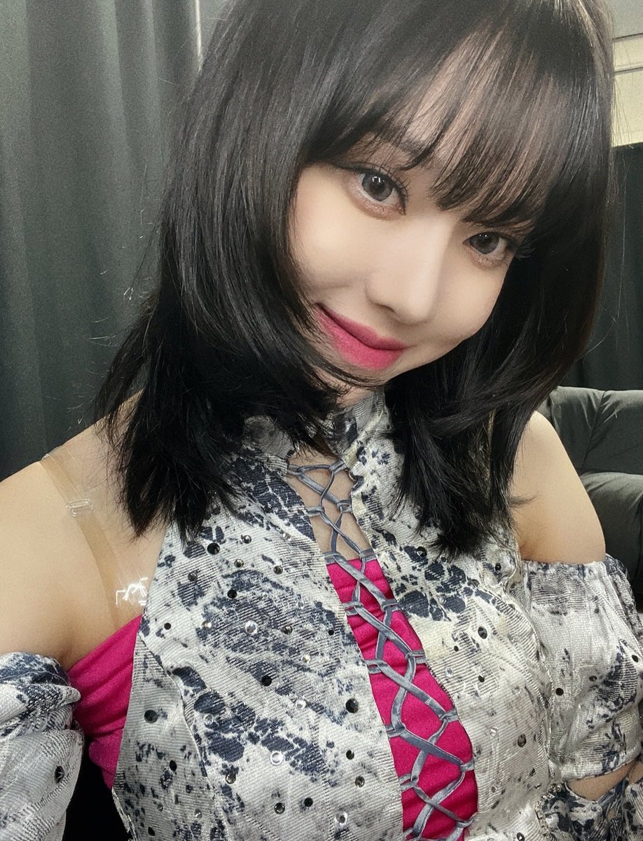 aespapic's tweet photo. in her stage outfits https://t.co/FNPznN5tt4