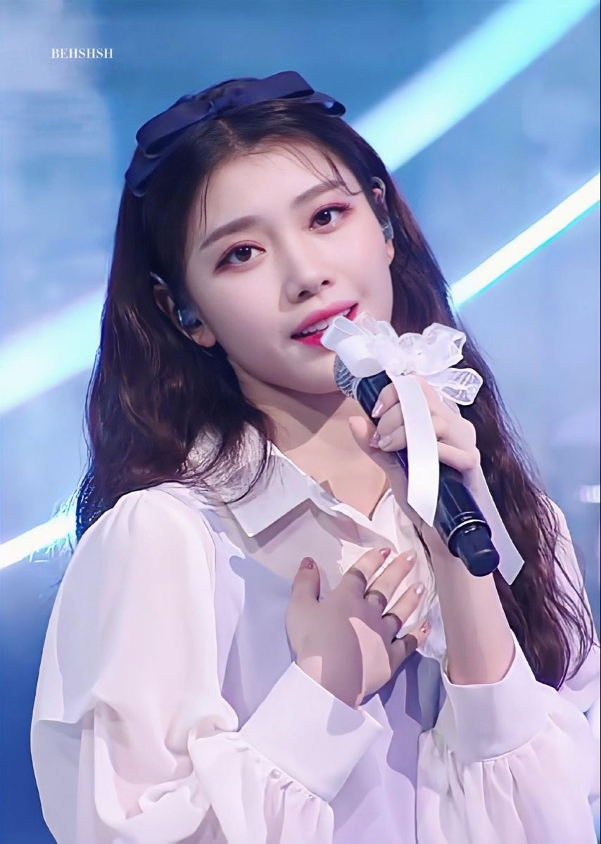 xioatinng's tweet photo. @Mihynun @dieongwu @RhapsodyOfAA @hwanngrenjun @pawad @zaemhin @feeun @Jeino @JUNGWlN @CZRISBANG @PolarisOfDream Archie mengambil alih mikrofon dan mendekatkannya ke bibir sebelum berucap. “Selamat malam.” Teruni itu menyapa para tamu, disusul dengan dehaman kecil, diiringi senyuman yang terpatri di wajahnya kemudian melanjutkan. “Perkenalkan, saya Archelle Lilian Guinevere. https://t.co/GKtBPYEEMm
