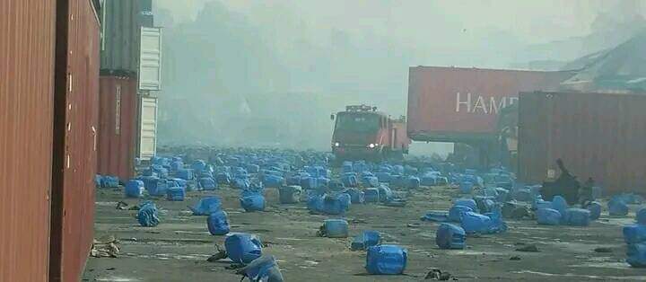 imfaisalony007's tweet photo. #Bangladesh is crying, #Chittagong is crying... country is burning! May Allah bless them all Jannat.  #WeMourn #ChittagongFire #ChittagongBlast #PrayForChittagong #PrayForChattogram #PrayForChottogram #PrayForAll #EveryLivesMatter https://t.co/eaKnf40F74