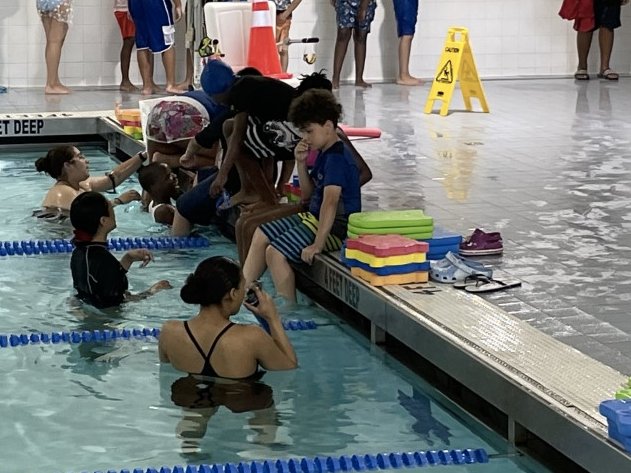 ValerieNMacey1's tweet photo. Friday started @ps705 partnership with @ImagineSwimming @MajorOwensCtr to provide our scholars with a much needed Life Skill-Swimming.  #imanavidswimmer #everyoneneedstolearnhowtoswim #rightsofpassage https://t.co/aOmXstiCnE