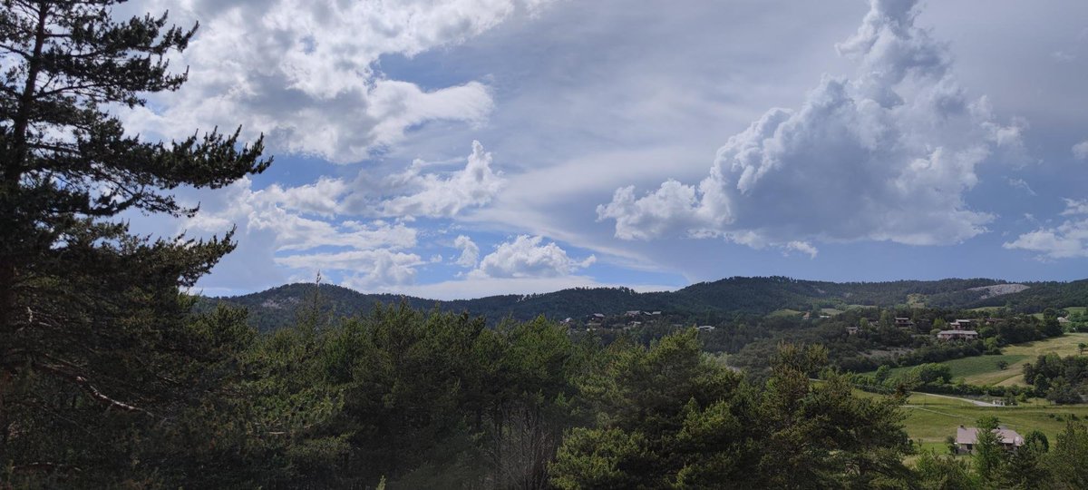 MeteoFrance_SE's tweet photo. ⛈️ Des averses et #orages isolés circulent de la vallée du Rhône aux Alpes, occasionnant une belle activité électrique et parfois de la petite #grêle
📷 Saint-Jean-de-Montclar (04) et Pujaut (30) via #obsParticipatives https://t.co/TL32hcj1GV