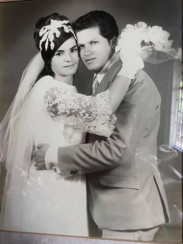 Betrojasz's tweet photo. #Son51 #Aniversario #Papás #Losmejores 🎉🎊🍷 https://t.co/suRWjpjL2E