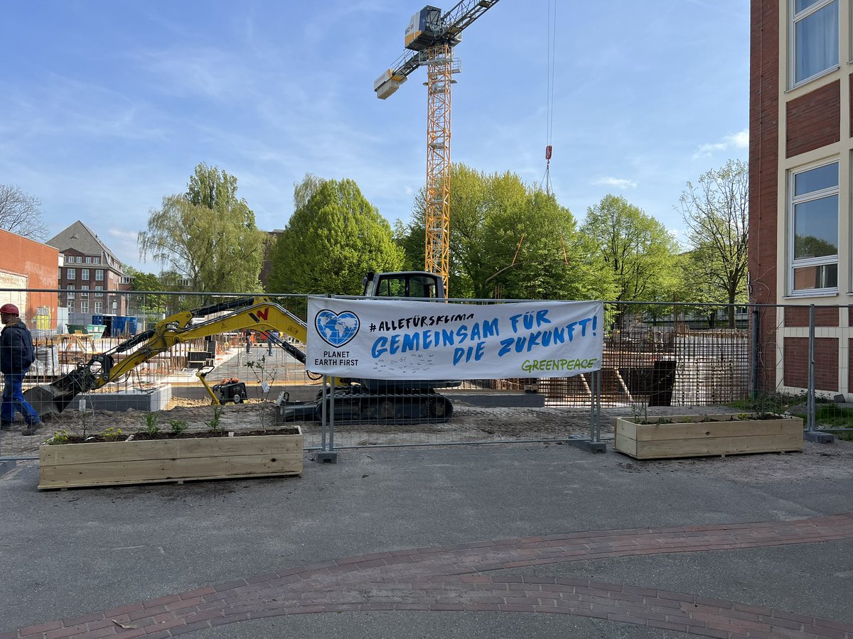 GyLerchenfeld's tweet photo. Sei es beim Bau eines grünen Klassenzimmers auf dem Schulhof, beim Beach-Clean-Up am Elbstrand, bei Vorträgen mit @vivaconagua oder in Projekten mit @GreenpeaceHH. https://t.co/xYCJiejCzy