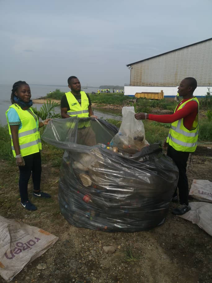 ForCfe's tweet photo. #TeamDouala
@ForCfe en prélude à la #JME2022 ce 04Juin du côté de la #MAGZIDOUALA, les soldats #environment ont fait le #plasticrecycling  lors du #CleanUpDay avec #SC2R et #EcoProtect

#UneSeuleTerre
#GestepourlaPlanete https://t.co/B5SrgWQWMj