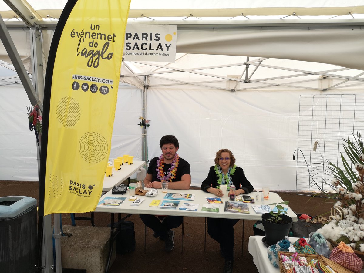MobParisSaclay's tweet photo. #FêteChampêtre de #Champlan, retrouvez l'équipe #Mobilité de @agglopariSaclay qui vient vous présenter #MaMob et échanger sur les #navettes dans une ambiance garantie 👌🎊🦜🏴☠️🏝️ https://t.co/41sQfS8Vbn