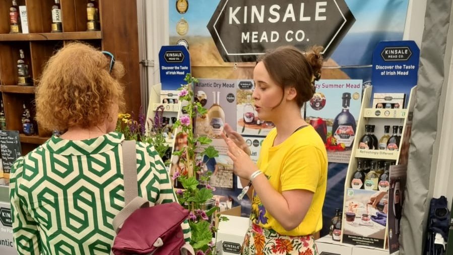 KinsaleMeadCo's tweet photo. Some more of the lovely mead fans visiting our stall. Come say hi this afternoon. We're on the back wall of the Bloom Inn! @BordBiaBloom
#AskForMead https://t.co/tji9hQDFE9