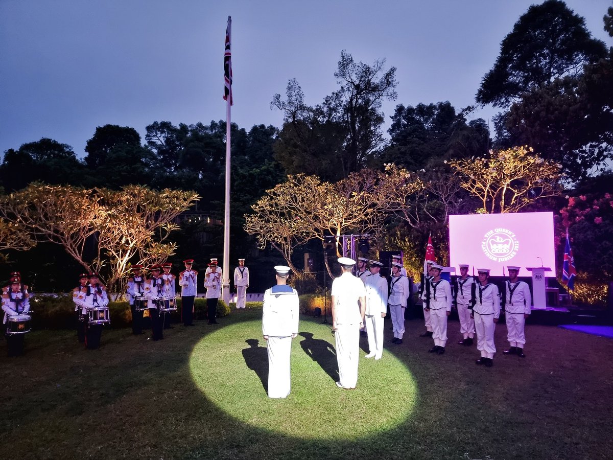 HMS_Spey's tweet photo. Honoured to send our sailors as the ceremonial guard to celebrate HM The Queen at the Platinum Jubilee event in #Singapore #PlatinumJubilee
🇬🇧
@karaowen @UKinSingapore @BDSSU_UK @UKDefSingapore @FCDOGovUK #QPJ https://t.co/cgWF57Me0f