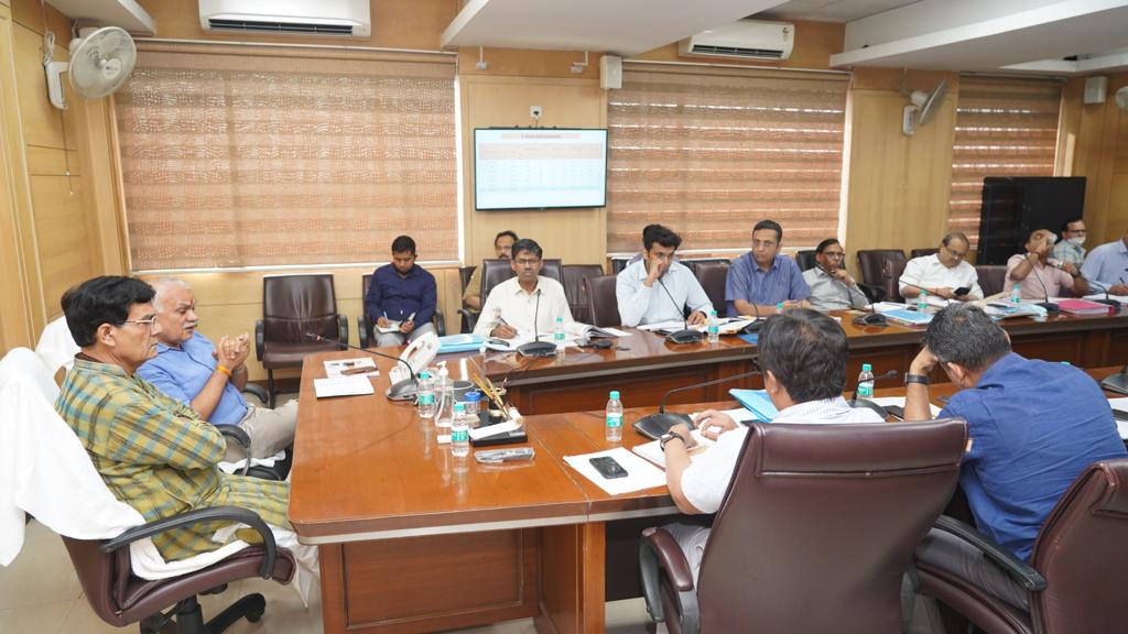 शक्ति भवन में बिजली से सम्बंधित मुद्दों की राज्य स्तर एवं DISCOM के उच्च अधिकारियों के साथ समीक्षा किया। 

राज्य के मुख्य सचिव श्री डी. एस. मिश्रा जी का भी सानिध्य मिला।

#HumaraUP <a href="/RSSorg/">RSS</a> <a href="/narendramodi/">Narendra Modi</a> <a href="/JPNadda/">Jagat Prakash Nadda</a> <a href="/AmitShah/">Amit Shah</a> <a href="/myogiadityanath/">Yogi Adityanath</a> <a href="/swatantrabjp/">Swatantra Dev Singh</a> <a href="/sunilbansalbjp/">Sunil Bansal</a>   <a href="/UPPCLLKO/">UPPCL</a>