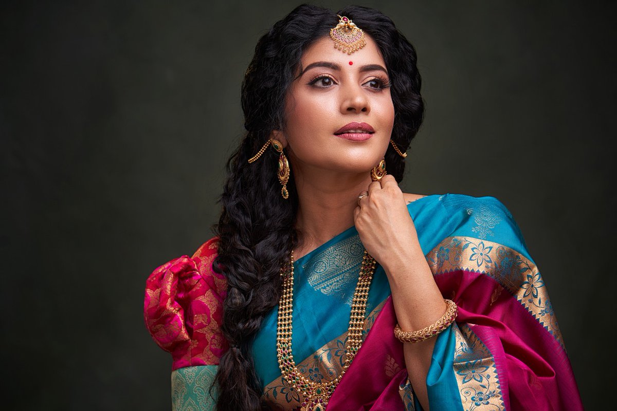 SshivadaOffcl's tweet photo. Being Traditional... Being Classy๐ฅฐ๐
Photography : @bhagathk
Fashion Stylist: @Rajvarmaa1
Mua: @MakeupRam
Hair stylist: @hairstylistkumar
Wardrobe : @palam_silks
Jewelry: @prabhujewellers
Studio: @bettermaxstudio
Lights: @mohanlights
#saree #beingclassy #beingtraditional https://t.co/9rh7w8bqgW