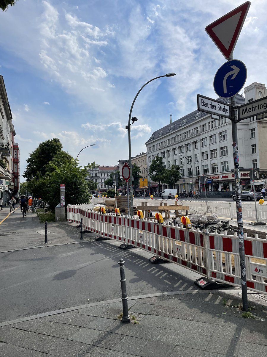 KaiStriebinger's tweet photo. Einen viel befahrenen Radstreifen auflösen. Fußgänger*innen in Gefahr bringen. Zwei Autospuren unangetastet lassen. Wie wird denn dieser Verstoß gegen das MobG begründet, @SenUMVKBerlin und @Bettina_Jarasch? #autokorrektur #Berlin https://t.co/DK9HOQKF5v