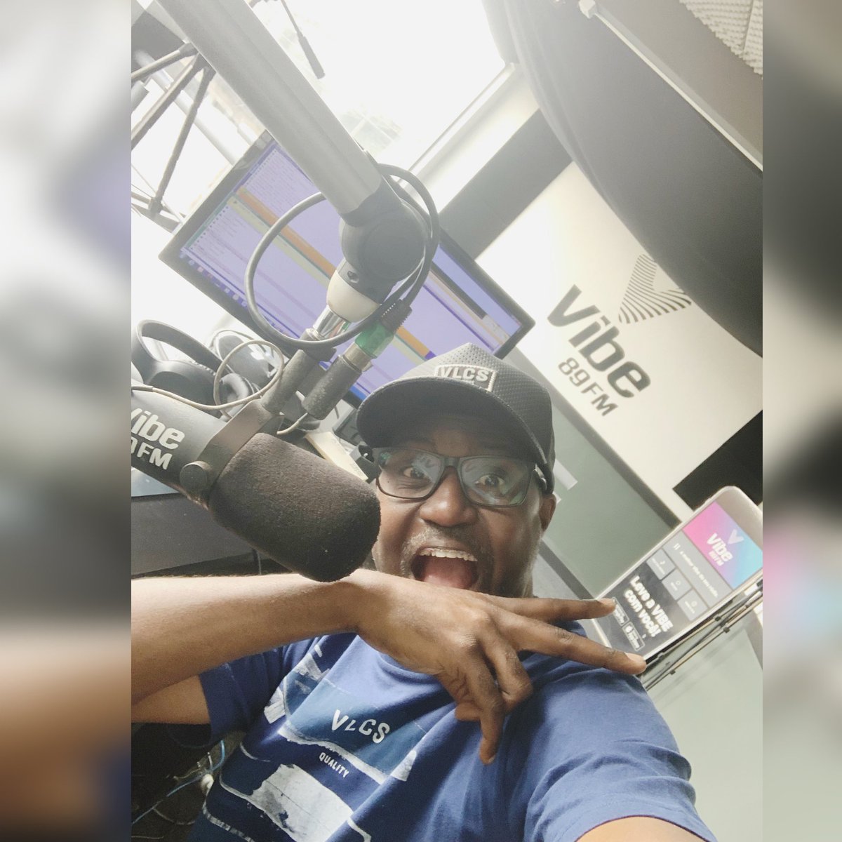 marcelodblaus's tweet photo. Já estou aqui em 89.3 @vibe89fm.Vai começar mas um @hitmix89fm comigo @marcelodblauslocutor e @marcelodblaus Se você está sintonizado através do 89.3 ou através do App Vibe89FM fica ligado que daqui a pouco tem o aquecimento das tardes de domingo..#radiotop #comunicador #vlcs https://t.co/plNJSGvPip