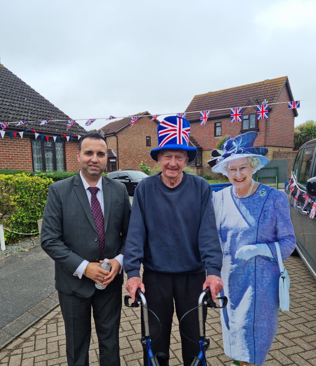 jas_dhot's tweet photo. Pleasure meeting with this gentleman of same age as Her Majesty The Queen.... https://t.co/FbGMgJJRiP
