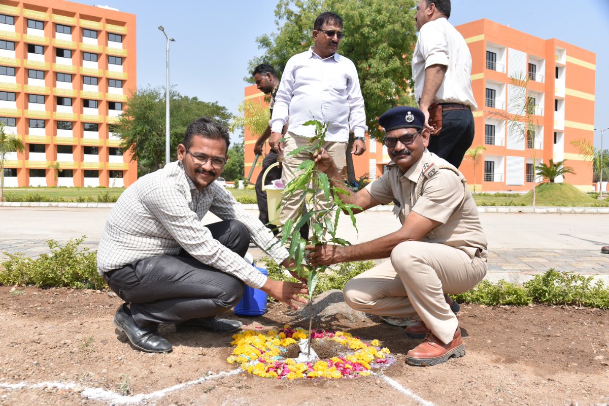 rahulpatel33101's tweet photo. पहली तस्वीर 5 जून 2019 दूसरी तस्वीर 2022.
मौका था विश्व पर्यावरण दिवस,जगह थी स्टेच्यु ऑफ युनिटी,एकतानगर पहले भी औऱ आज भी।
यहां पर पर्यावरण का संरक्षण का बहुत अच्छा कार्य @PMOIndia @narendramodi के मार्गदर्शन में हुआ है.@souindia @drrajivguptaias

#only_one_earth https://t.co/KQzkIPJzSQ