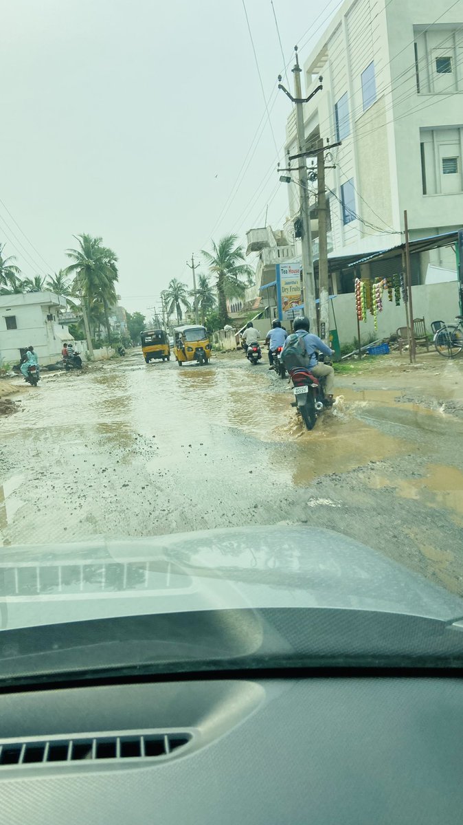 gowtham18975272's tweet photo. On world environmental day I would like to appreciate @GVMC_VISAKHA  for maintaining such a nice pond in the middle of the road during hot summer. The bumps are so good tat even in summer the water can stay good @sheelanagr @GVMC_VISAKHA @APCMO2345 @vizagcollector https://t.co/91N0Xo1XLo