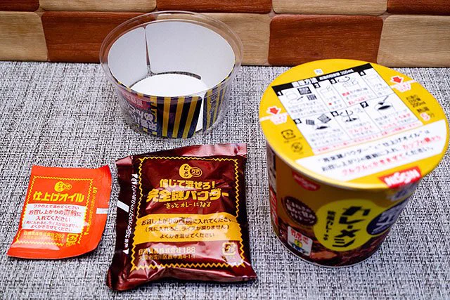 @HundredBurger 上に何入ってるの？て人へ、謎のパウダーが入っているらしいです...(拾い画)
