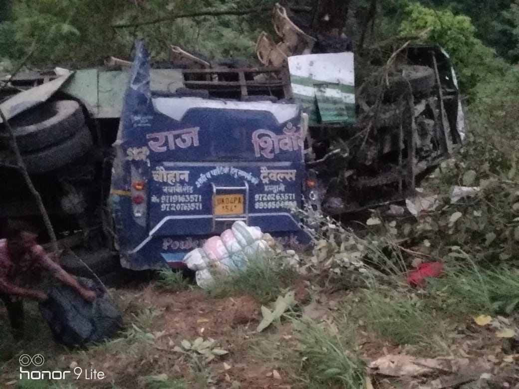 HimanshuDixitt's tweet photo. 22 people have died after the bus of passengers fell into #Yamanotri Highway. On receiving the information, SDRF personnel have been deployed on the spot for relief work.
#YamanotriHighway #BusFell #Accident #Live https://t.co/OqzpC1nP1P