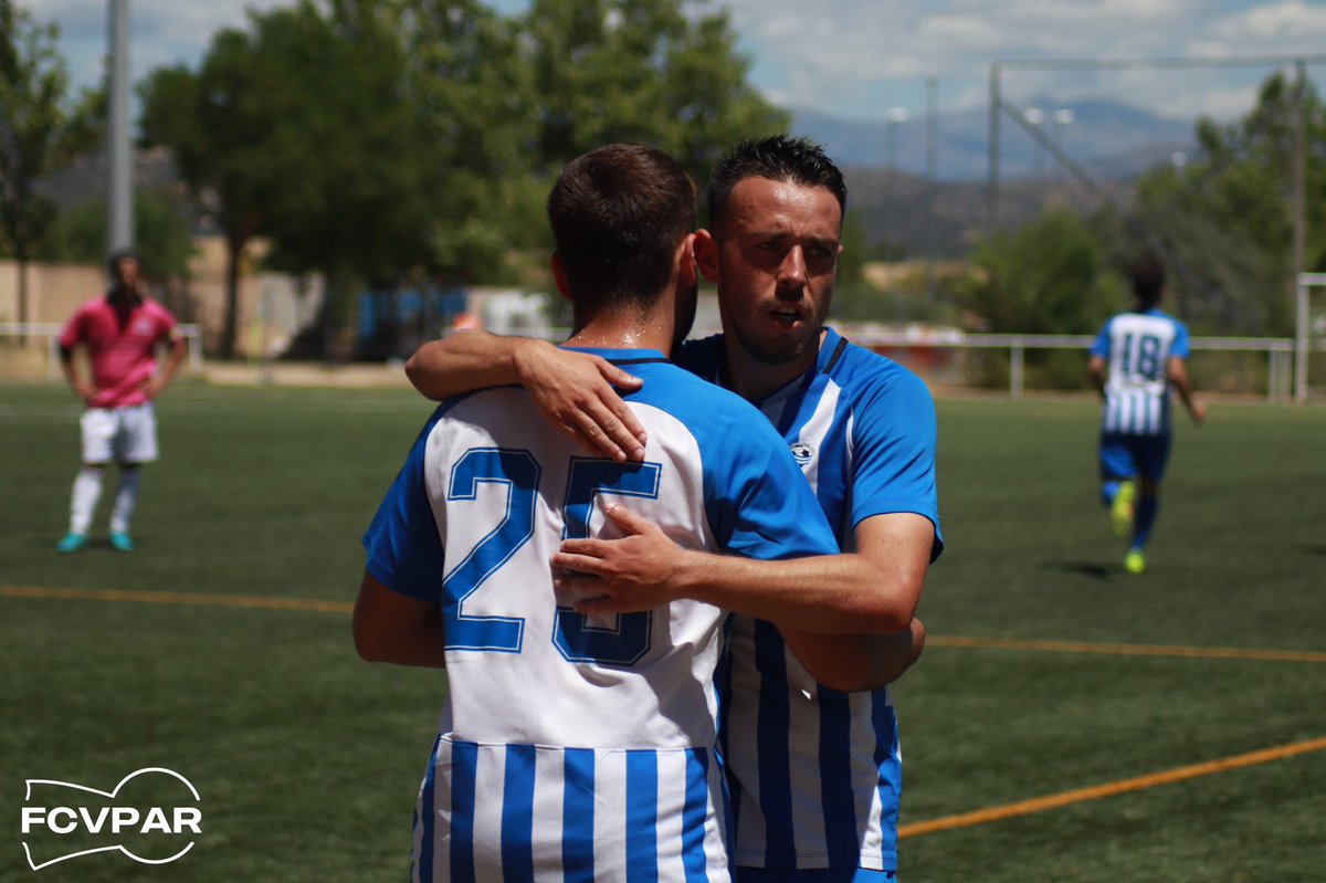 FCVPAR's tweet photo. CANTERA 🔵⚪️

Queremos felicitar a nuestro canterano Paco, jugador del Juvenil ‘A’, que ha debutado con el primer equipo 👏🏻

7️⃣ temporadas ya defendiendo los colores blanquiazules 💙🤍

#ViveLaPARDIMANIA ⚽️💙 https://t.co/cZuq5Pcxx7
