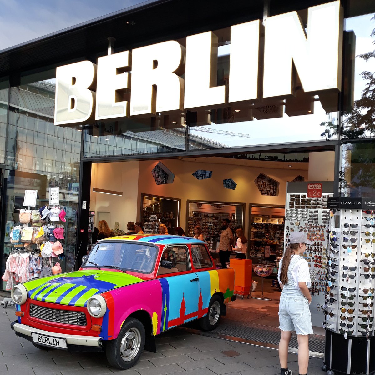 Alexanderplatz 
#germany #berlin #capitalcity 
#alexanderplatz #alex #citylove #cityphotography #city #bunt #citybestpics #citystyle #color 
#trabant #trabi #touristen #photo
#photography #photooftheday
