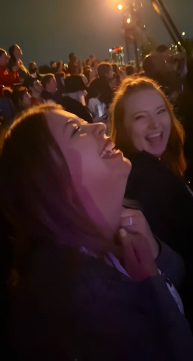 natbug_8's tweet photo. The stages of me seeing @phoebe_bridgers live https://t.co/3Gg7rxCYqM