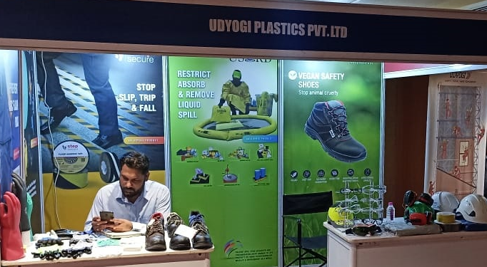 udyogi_safety's tweet photo. An overwhelming response from visitors to new safety solution innovations from us displayed in the Seminar on Safety Health & Environment & NSCI Safety Awards Night. Mumbai, 2022
#NSCIawards #safetyseminar #veganshoe
#vegansafetyshoe #axialblower
#arcflashprotection https://t.co/9GZImZWkn8