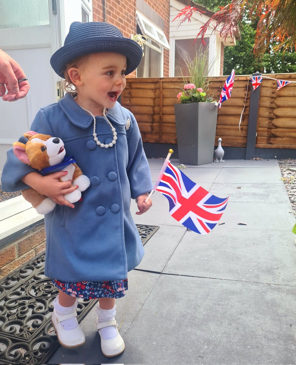 missturner82's tweet photo. Our very own Queen! 🇬🇧👸🐕 @RoyalFamily #PlatinumJubilee #HerMajestyTheQueen #Corgi #plattyjoob #ThankYouMaam #TheBigJubileeLunch https://t.co/Os8byGAfS2