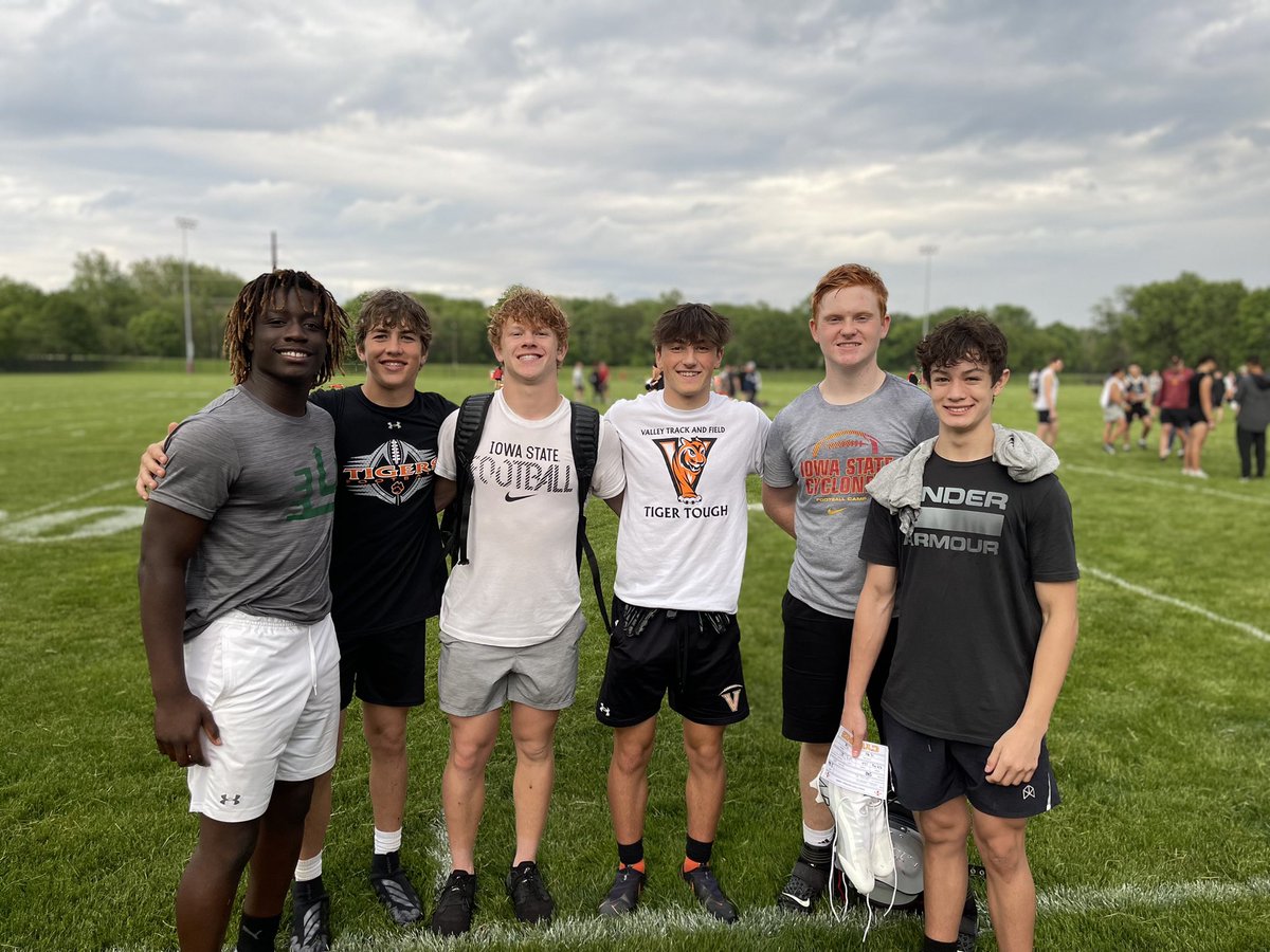 Nbuzzell25's tweet photo. Had a great time yesterday @CycloneFB camp in Ames! Great to see some teammates up there! https://t.co/IsI9uG5h64