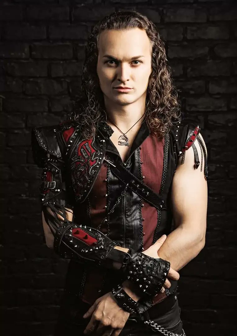 It's time to замутить новый образ, воссоздать который мечтаю с 2018 года🔥✨💥

Конкретно - концертный костюм Евгения Егорова в версии тура "Легенда Ксентарона" 👇

Всё получится, ибо цель вижу - начхать хотела на препятствия 😎