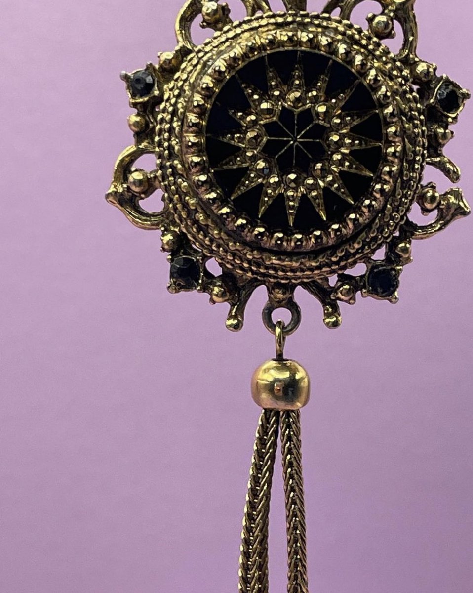 leithvintage's tweet photo. Victorian revival mourning brooches? Leith Vintage Shop has got them coming out of its ears! Free P&amp;P in the U.K. #victorian #mourningjewellery #vintagebrooches #ukvintage #gothic #victorianaesthetic #goth #gothstyle #retrojewellery  https://t.co/6ZmgXaYQ3U https://t.co/dNIZEdNmRs