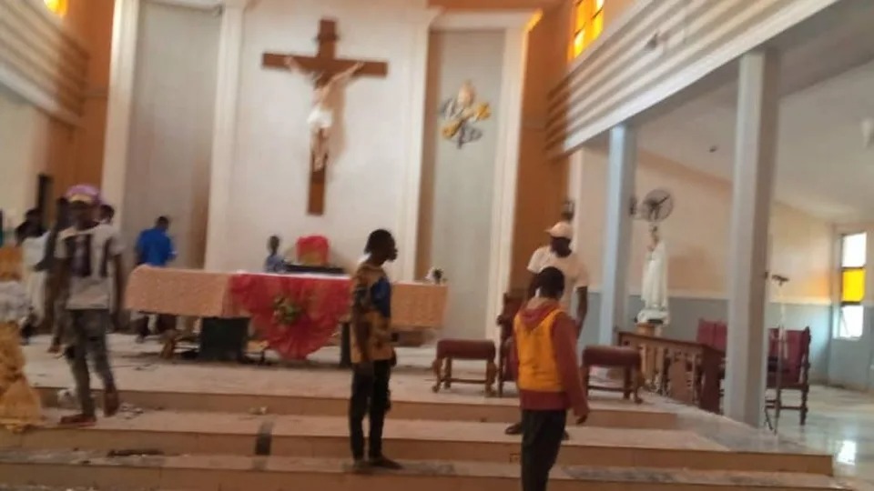 Bij een #aanval op een kerk in het zuidwesten van #Nigeria zijn tientallen doden gevallen. Schutters openden het vuur en gooiden #explosieven in de kerk. Volgens onbevestigde berichten zouden er zo’n vijftig mensen gedood, waaronder veel kinderen.