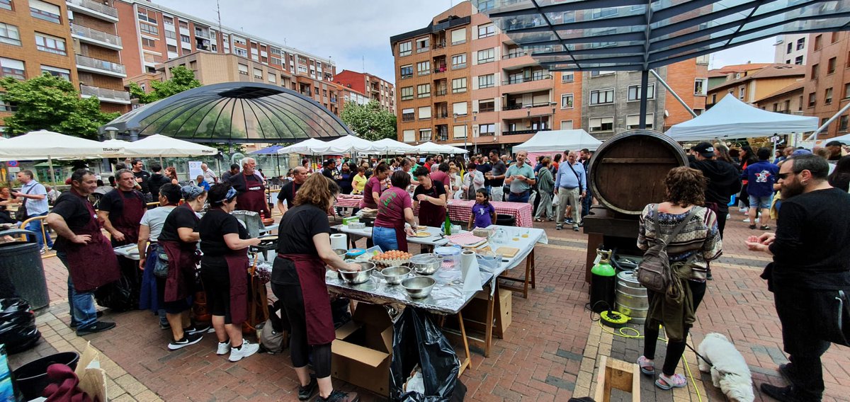 MendietaSestao's tweet photo. 18. #SagardoEguna amaitu da! Mila esker SanPedrora hurbildu zareten guztioi, benetan ederra giroa gaurkoa!!! Esperamos que hayáis disfrutado de la jornada!! Mila esker @Pikutaragazte @Gurutzeta_sagar &amp; OstiKda taldea! https://t.co/qlvlq7jnza