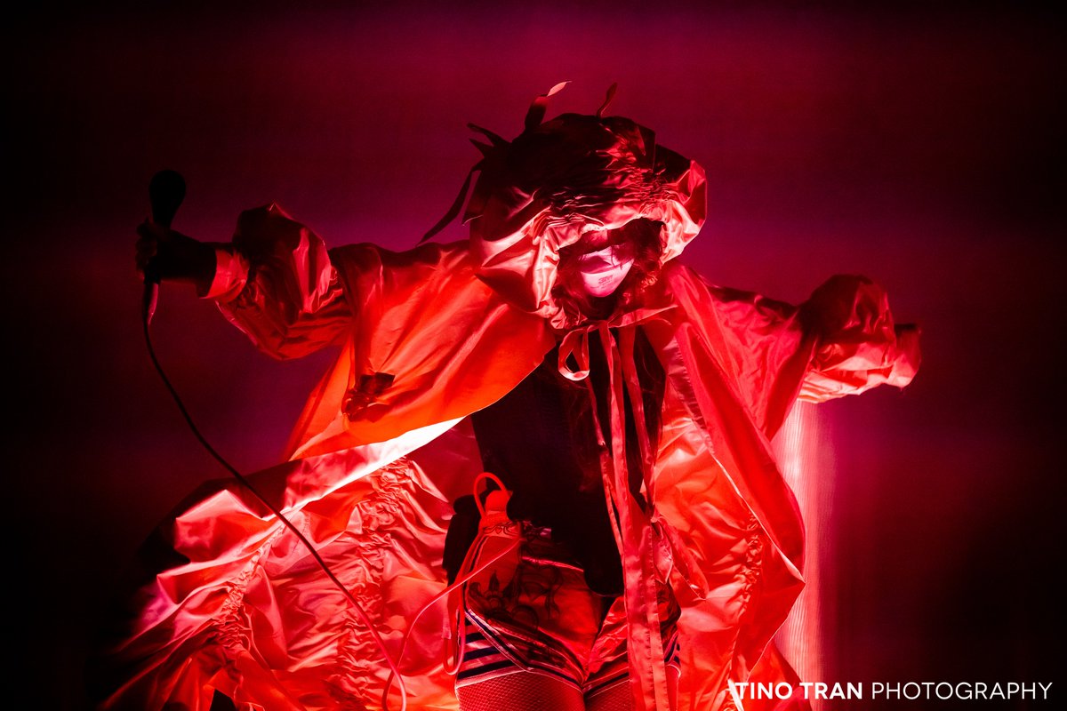 phototino's tweet photo. Purity Ring at the Neptune Theatre on June 4, 2022. @PURITY_RING #tourdewomb https://t.co/tHnjQw9klD