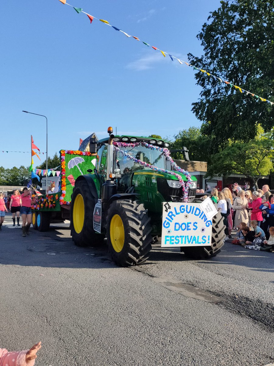 Garstang1st's tweet photo. A very wet start but the sun came out for our 2nd parade on Friday for @GarstangCF and we came 2nd place!! So much fun had throughout 🥰☀️🌈🤩✨ #float #QueensJubilee #ChildrensFestival #RainbowsBrowniesGuides @garstanguiding https://t.co/pDYpV8jNFM