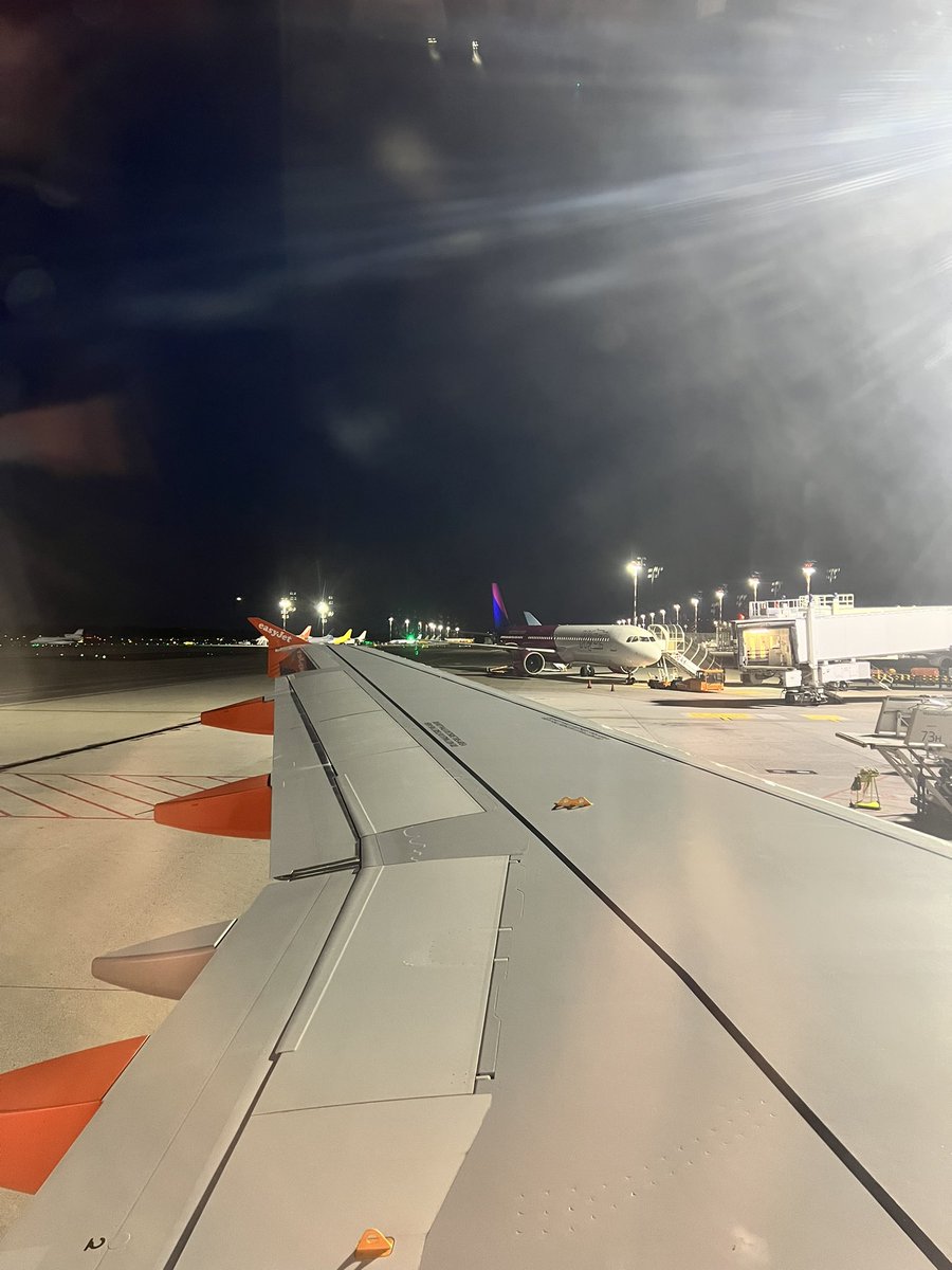 mdzadventure's tweet photo. Still sitting on the plane TWO hours after boarding and after our originally scheduled departure time of 19:55…… https://t.co/3STkxGZ9FR